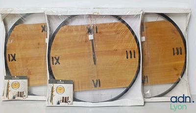 les trois montres qui se trouvent dans l'emballage posé sur la table