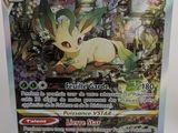 gros plan d'une carte pokemon sur une surface blanche