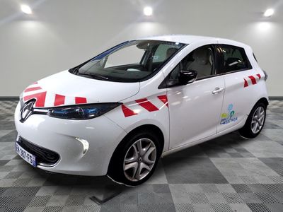une photo d'une petite voiture blanche avec des rayures rouges et blanches