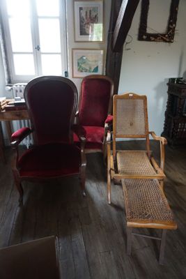 deux chaises rouges et une table dans une pièce