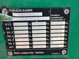 un gros plan sur une machine verte sur laquelle figurent de nombreuses informations