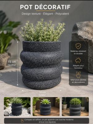 un gros plan d'une jardinière contenant différentes espèces de plantes