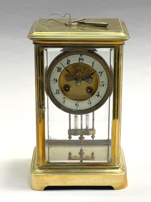 une horloge en or posée sur une table