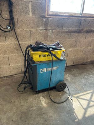 une machine bleue et jaune dans une pièce dotée d'une fenêtre