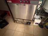 une photo d'un lave-vaisselle professionnel dans une cuisine