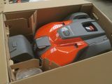 une boîte contenant une tondeuse à gazon