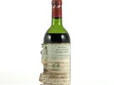 une bouteille de vin posée sur une table