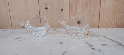 deux vases en verre transparent posés sur une table en marbre
