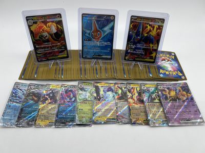 il y a beaucoup de cartes Pokémon exposées sur la table