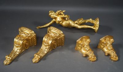 quatre figurines en or représentant des chérubins et des anges sur un fond gris