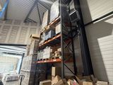 une grande pile de cartons dans un entrepôt, avec un chariot élévateur