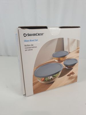 emballage pour un ensemble de bols en verre posé sur une table en bois