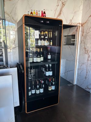 des bouteilles de vin sont exposées dans une vitrine d'un magasin de vins