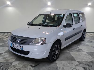 la photo d'une petite camionnette blanche garée dans un garage
