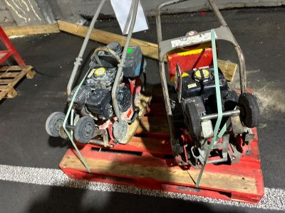 deux tondeuses à gazon posées sur une palette dans le parking