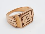 une image représentant une bague en or ornée d'un symbole maçonnique