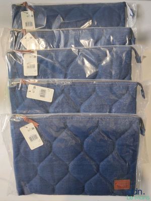 trois sacs de tissu bleu sont empilés les uns sur les autres