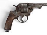 gros plan d'un revolver sur fond blanc