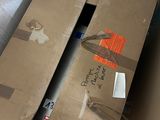 une boîte en carton contenant une paire de ciseaux