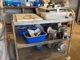 un chariot métallique chargé d'outils dans un garage