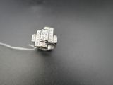 gros plan d'une bague en diamant sur une surface noire