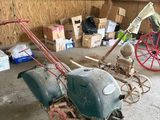une petite machine posée au milieu d'une pièce