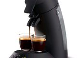 la machine à café a deux tasses de café devant elle