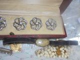 une boîte contenant tout un tas de bijoux