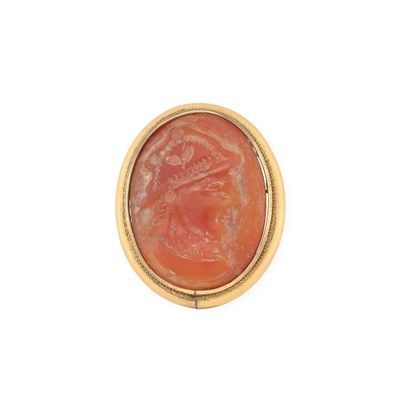 une image d'une bague en or avec une pierre rouge au centre
