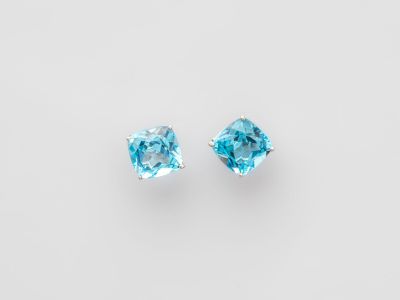 une paire de boucles d'oreilles en topaze bleue sur fond blanc