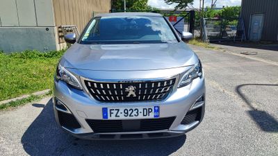 La voiture argentée est garée sur le bord de la route.