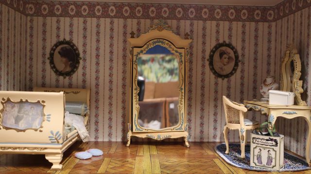 Diorama. Composition miniature, dans une vitrine en bois, vitre e...