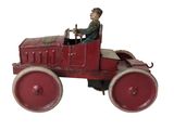 une petite voiture rouge avec un homme assis à l'intérieur