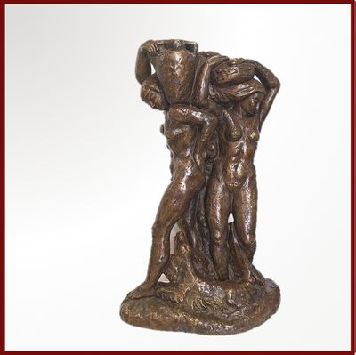une statue en bronze représentant trois personnes tenant un panier
