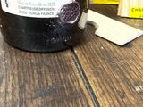une bouteille de vin posée sur une table à côté d'un livre