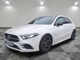 une Mercedes CLA blanche garée dans une pièce au sol à carreaux