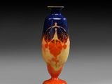 un vase bleu et orange orné d'un arbre