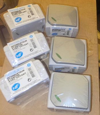 quatre boîtes de savon posées sur le plan de travail d'une cuisine