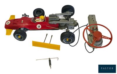 une maquette de voiture de course équipée d'un système de direction et d'un volant