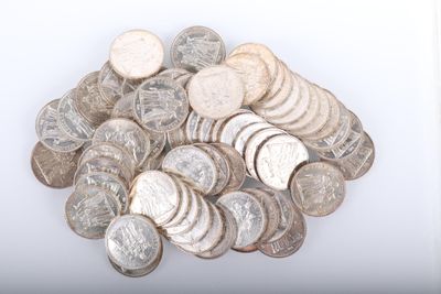 une pile de pièces d'argent sur une surface blanche