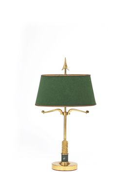 lampe de table en laiton avec un abat-jour vert sur fond blanc