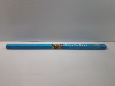 un crayon bleu posé sur une table blanche, près d'un mur blanc