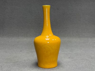 Vase à long col en porcelaine émaillée monochrome jaune à dé…