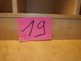 un post-it rose sur lequel est inscrit le chiffre 19
