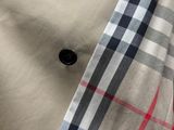 un gros plan d'une chemise avec un bouton
