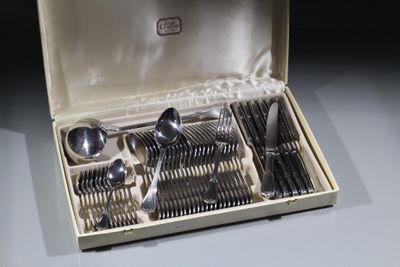 une boîte contenant des couverts, posée sur une table