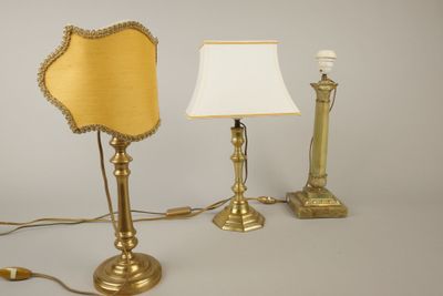 Trois lampes de table formées d'une colonne corinthienne en …