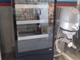 une photo montrant un réfrigérateur et un mixeur dans une pièce