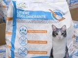 un sac de litière posé sur une pile de cartons