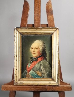 Un vieux tableau représentant un homme en uniforme militaire est posé sur un chevalet.
